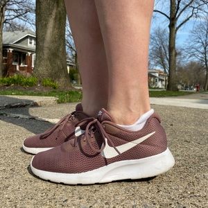 Nike mauve lifestyle sneaker